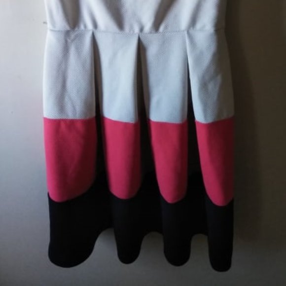 ✨2 for 25✨ Tiana B Coral, White, & Navy Dress - Picture 2 of 6